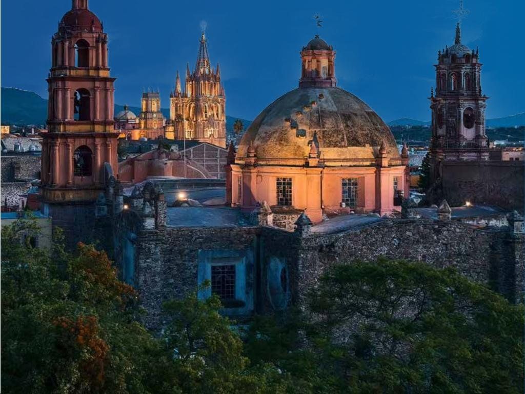 Centro histórico de San Miguel de Allende al anochecer
